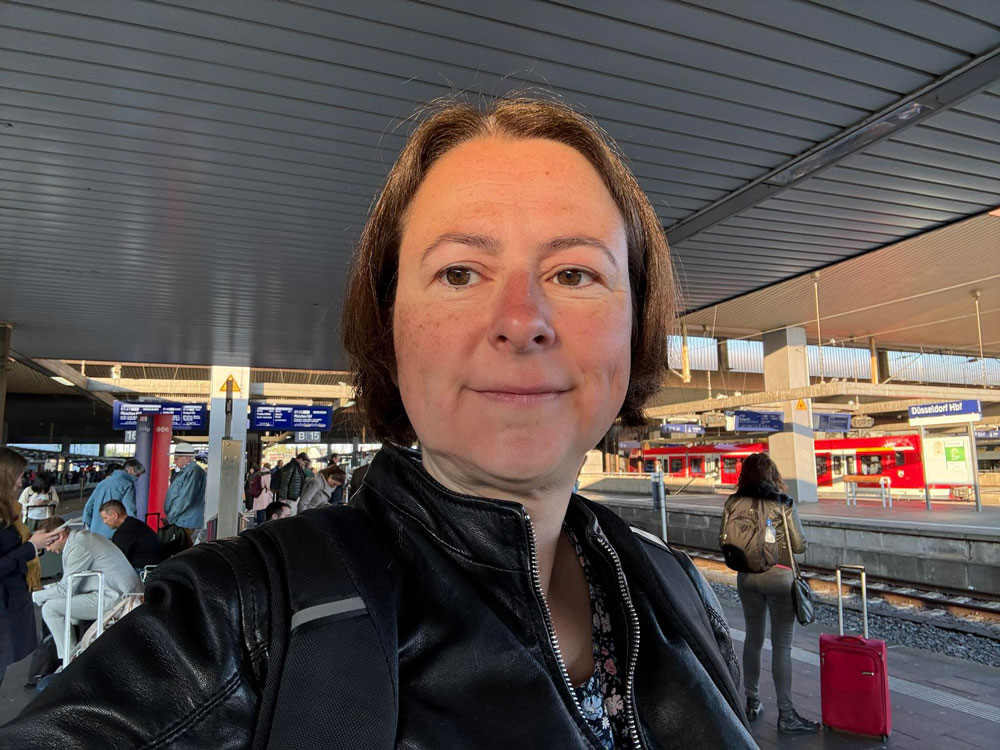 moni-hauptbahnhof-duesseldorf Selfie von Monika Verspohl auf einem Bahnhof