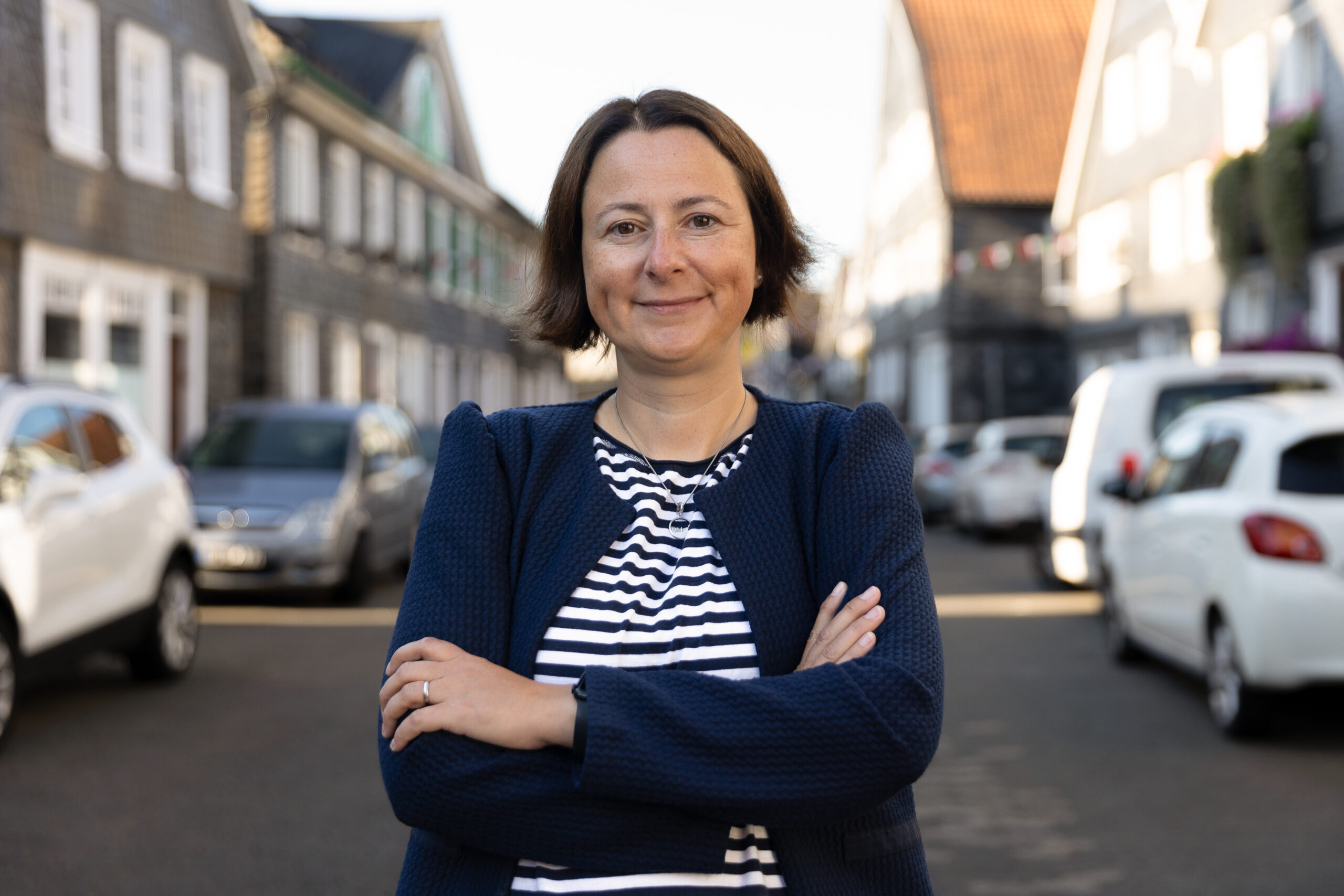 Monika Verspohl steht lächelnd in der Marktstraße Hückeswagen