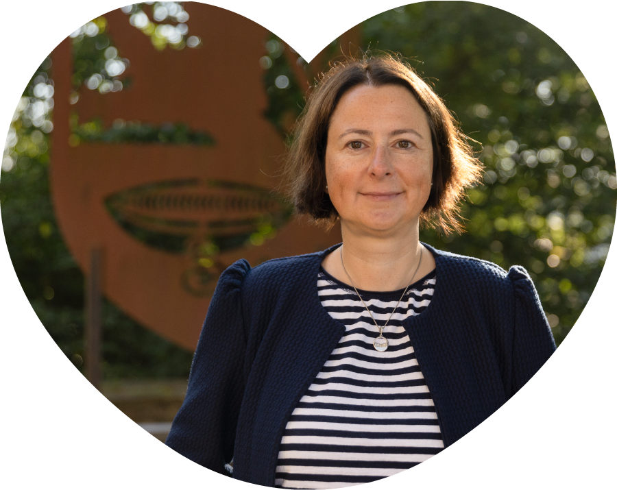 wahlziele-monika-verpohl Monika Verspohl steht vor dem Hückeswagener Stadtwappen