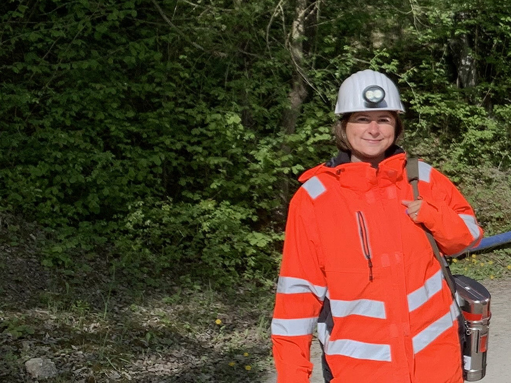 monika-verspohl-bauhelm Bürgermeisterkandidatin Monika Verspohl mit Bauhelm und Schutzkleidung