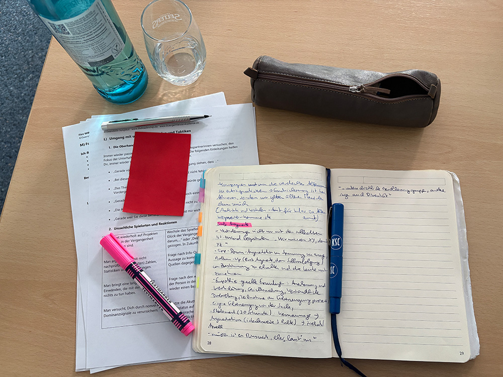 monika-verspohl-weiterbildung Tisch mit Unterrichtsmaterialien