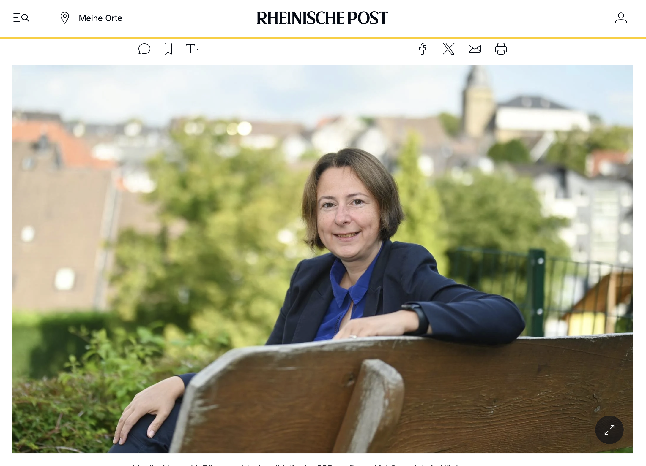 Screenshot von einem Beitrag der Rheinischen Post über Monika Verspohl, wo sie auf einer Bank sitzt mit Hückeswagener Kulisse im Hintergrund