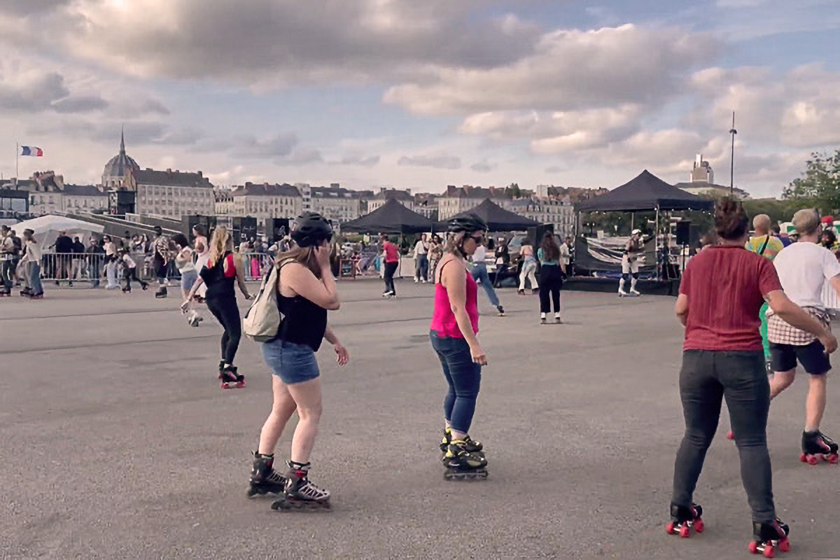 rollschuh-disco Ein großer Platz in Frankreich, wo viele junge Menschen Rollschuh fahren